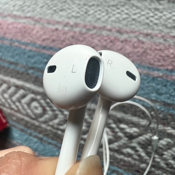 Apple Earphones with Remote and Mic for iPhone, iPod Touch, iPad (MB770G/A) - Picture 4 of 9